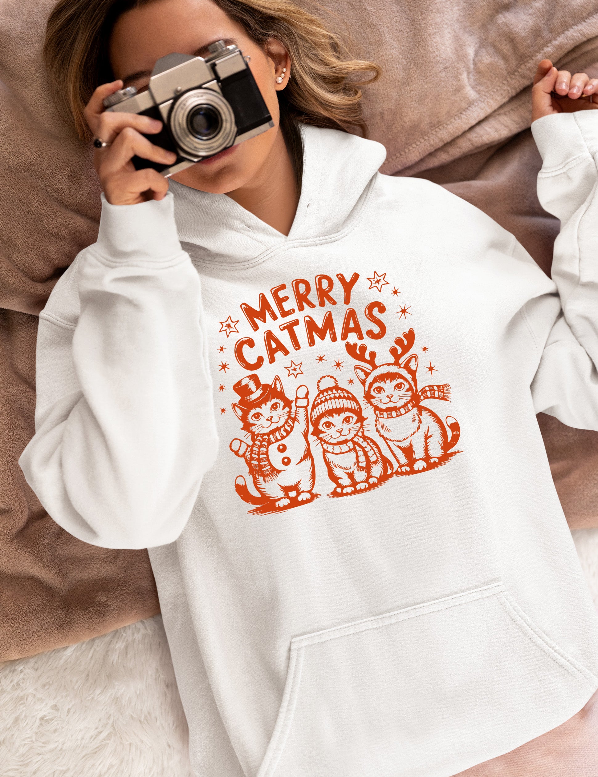 Merry Catmas Christmas Cat Art - Festive Holiday Gift for Cat Lovers - Whimsical Feline Artwork Hoodie
