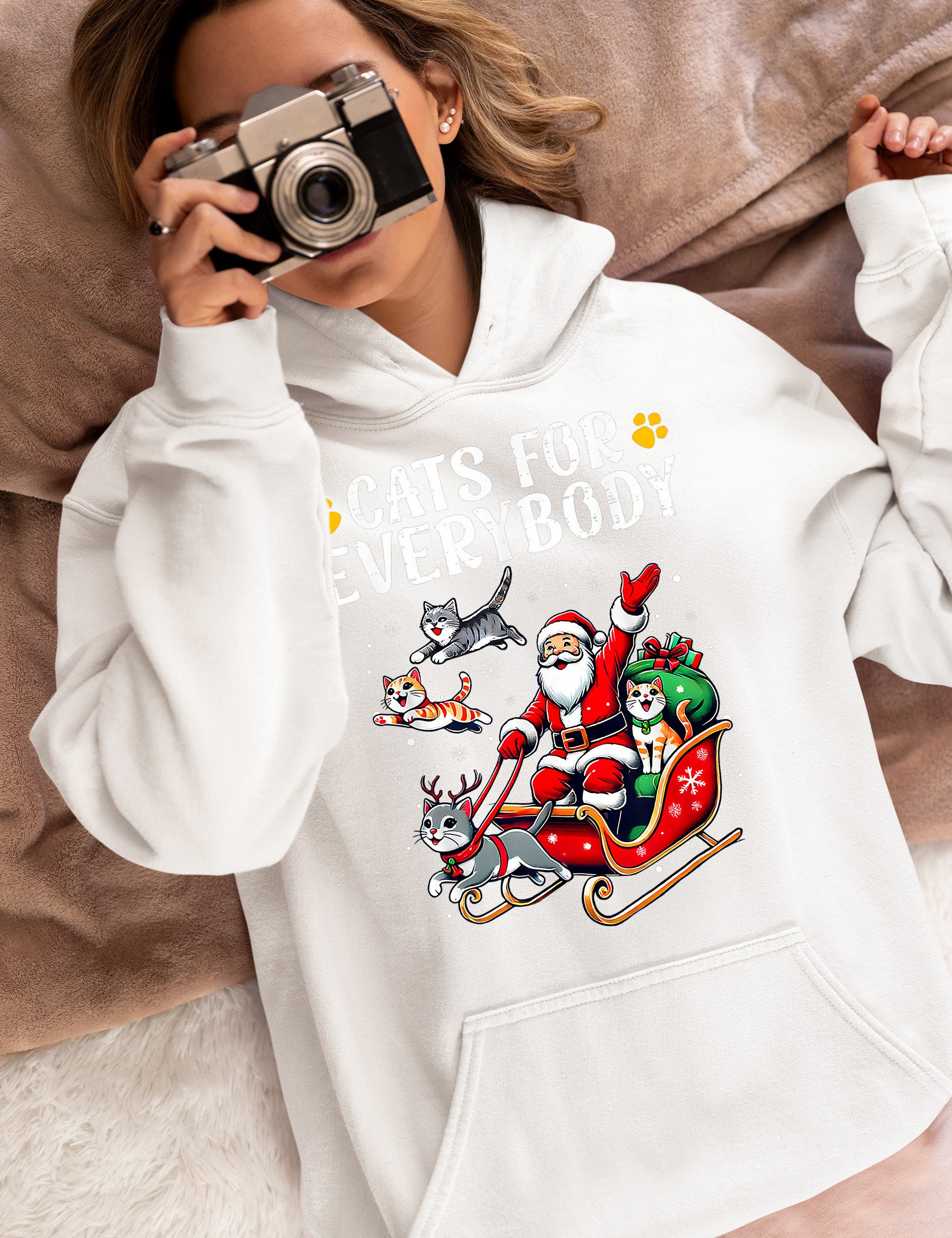 Christmas Cats for Everybody - Festive Cat Portrait Artwork for Cat Lovers - Cozy Holiday Kitty Keepsake Hoodie
