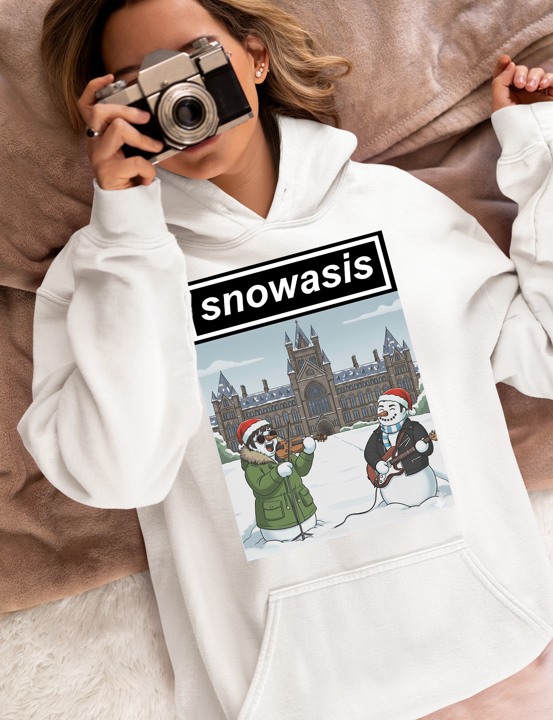 Snowasis in Front of Glasgow Kelvingrove – Christmas Scene, Festive Glasgow Landmark, Snowy Cityscape Gift Idea, Scottish Holiday Art Hoodie