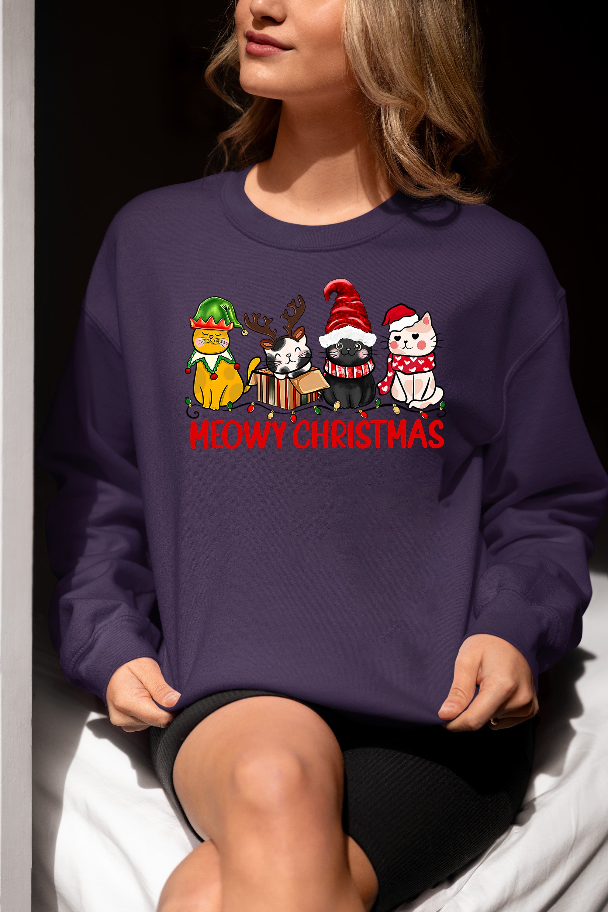 Meowy Christmas Cat Art - Festive Holiday Illustration for Cat Lovers, Cute Seasonal Gift Idea Sweatshirt