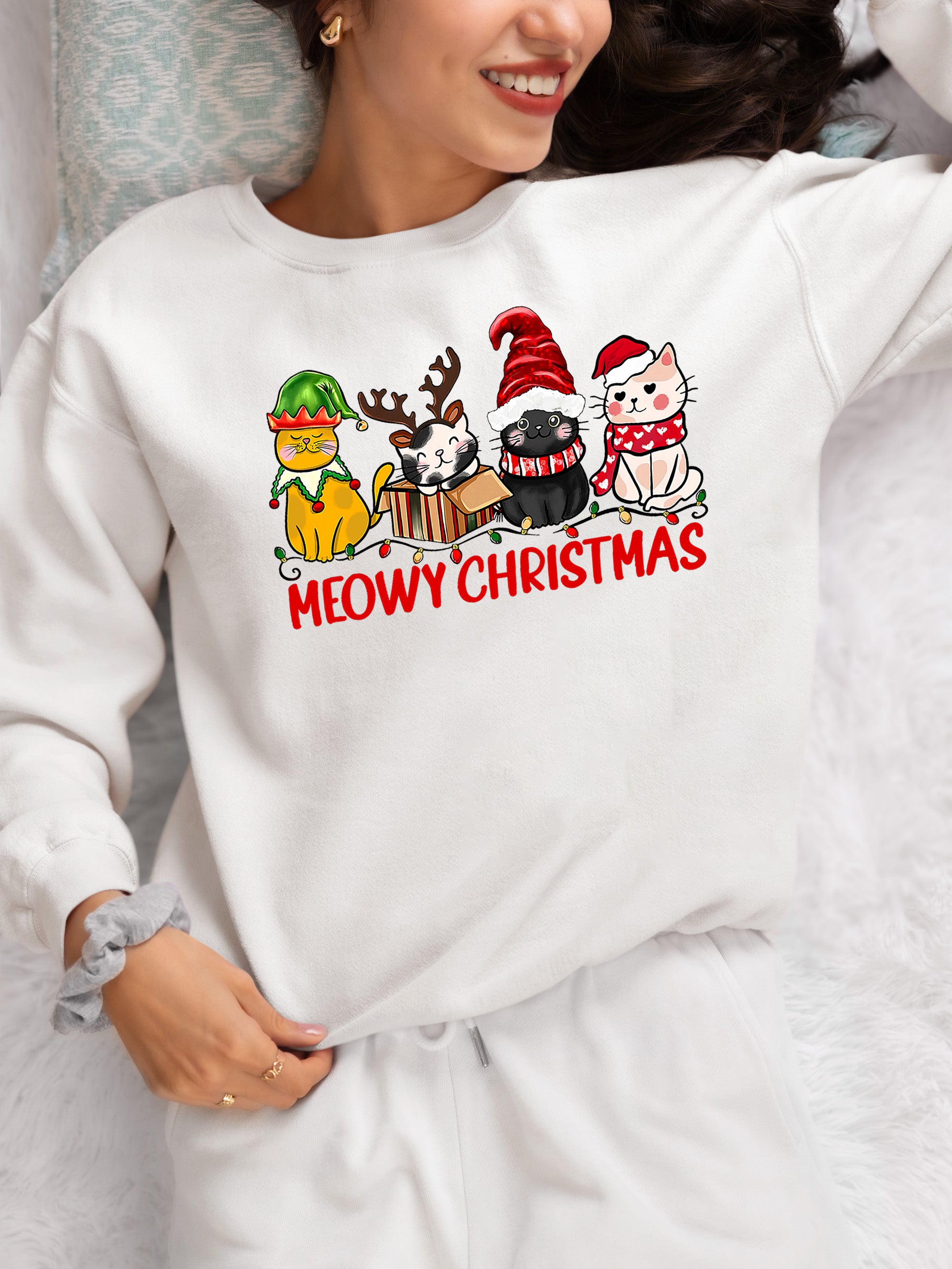 Meowy Christmas Cat Art - Festive Holiday Illustration for Cat Lovers, Cute Seasonal Gift Idea Sweatshirt