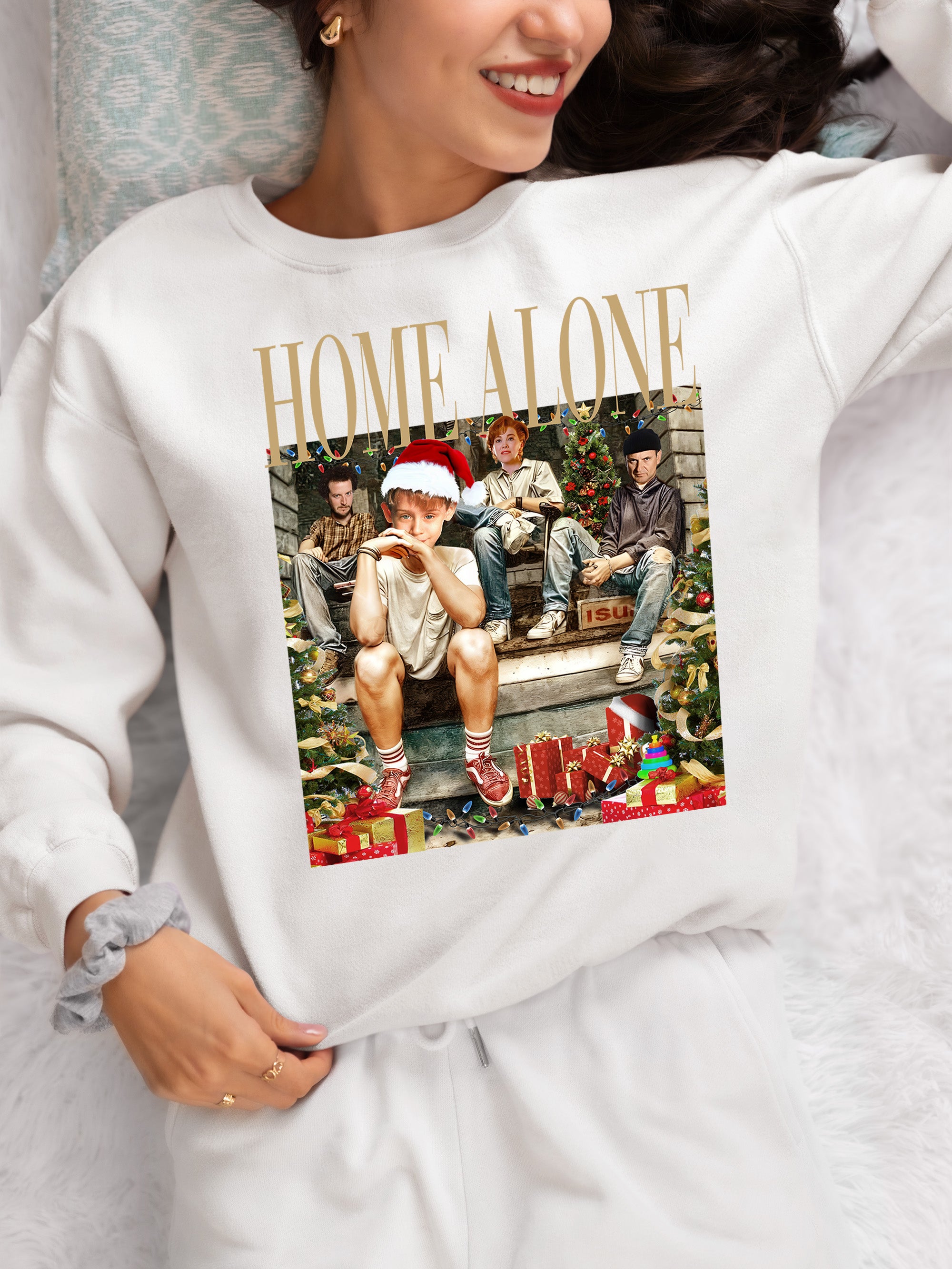 Home Alone on the Porch Christmas Scene - Cozy Holiday Porch Display Gift Idea Sweatshirt